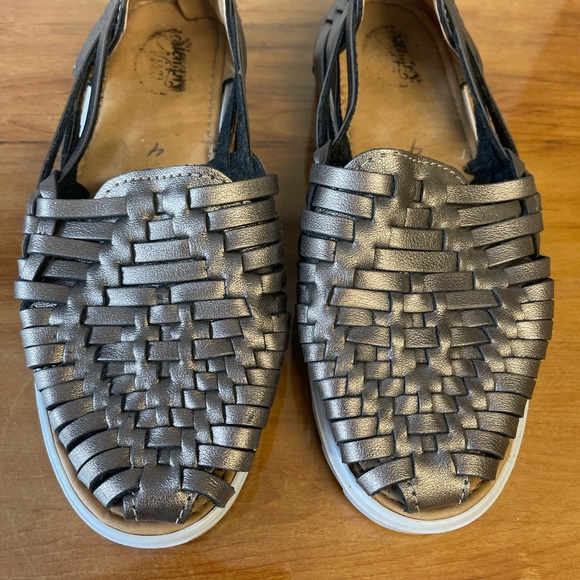 Silver/ Pewter Leather Hauraches on white platform - Picture 3 of 4